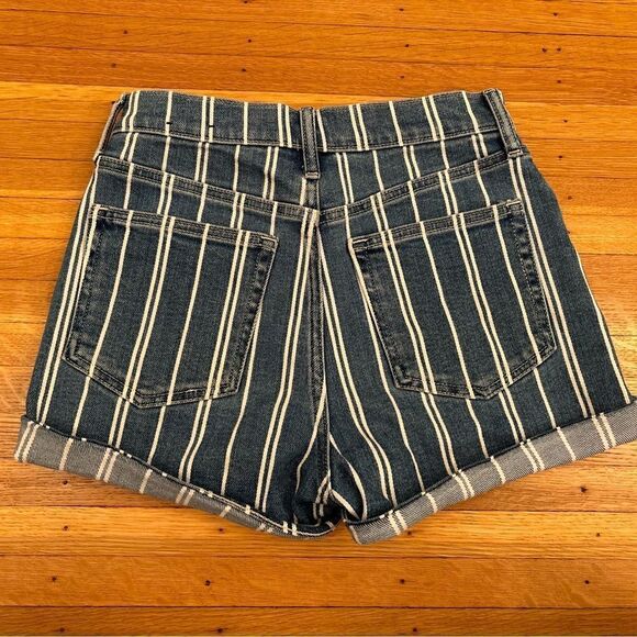 Gap blue/white stripe denim Mom shorts NWT - Picture 2 of 5